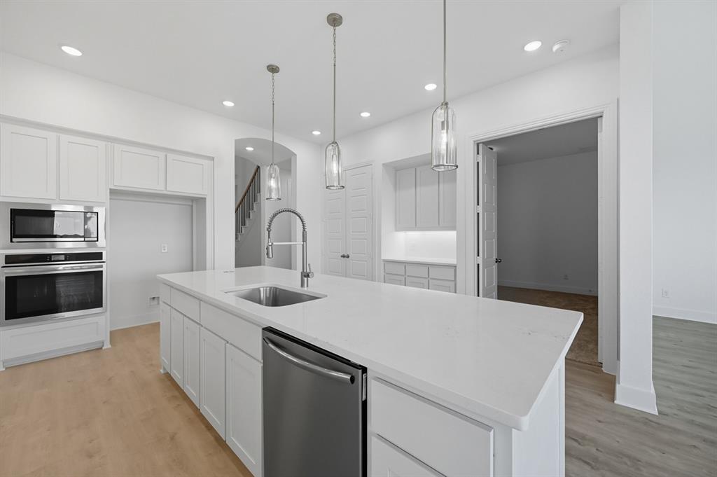 2210 Desmond Drive Property Photo 4