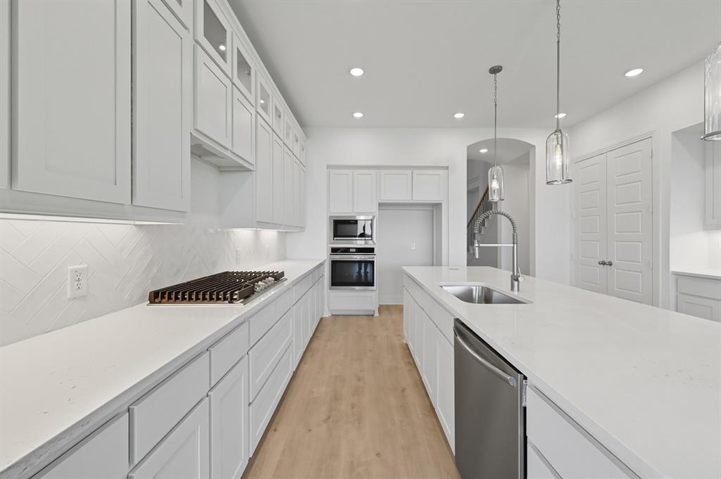 2210 Desmond Drive Property Photo 5