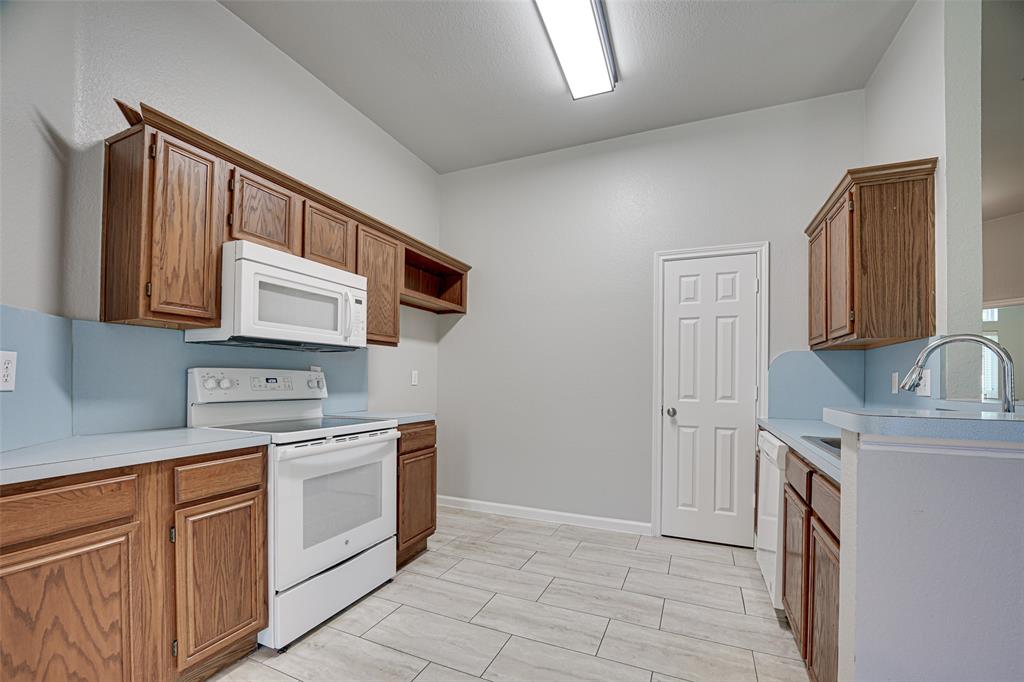 144 Woodcreek Drive Property Photo 8