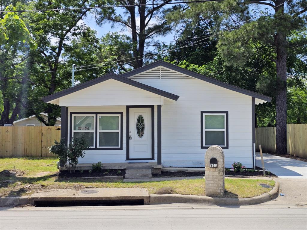 911 Murdock Road Property Photo