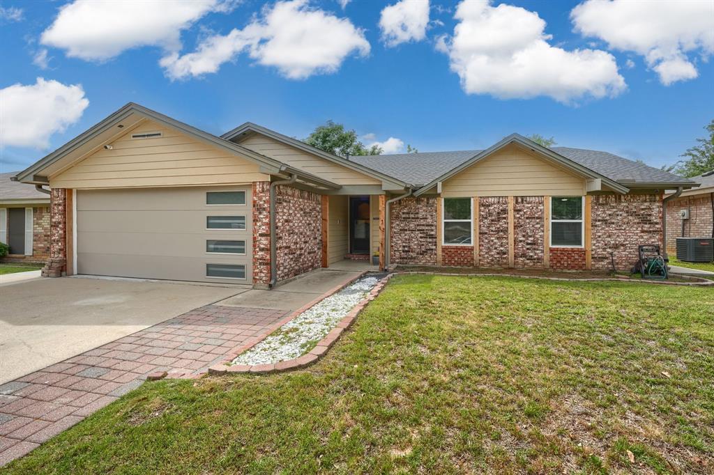 909 Columbus Court Property Photo 1