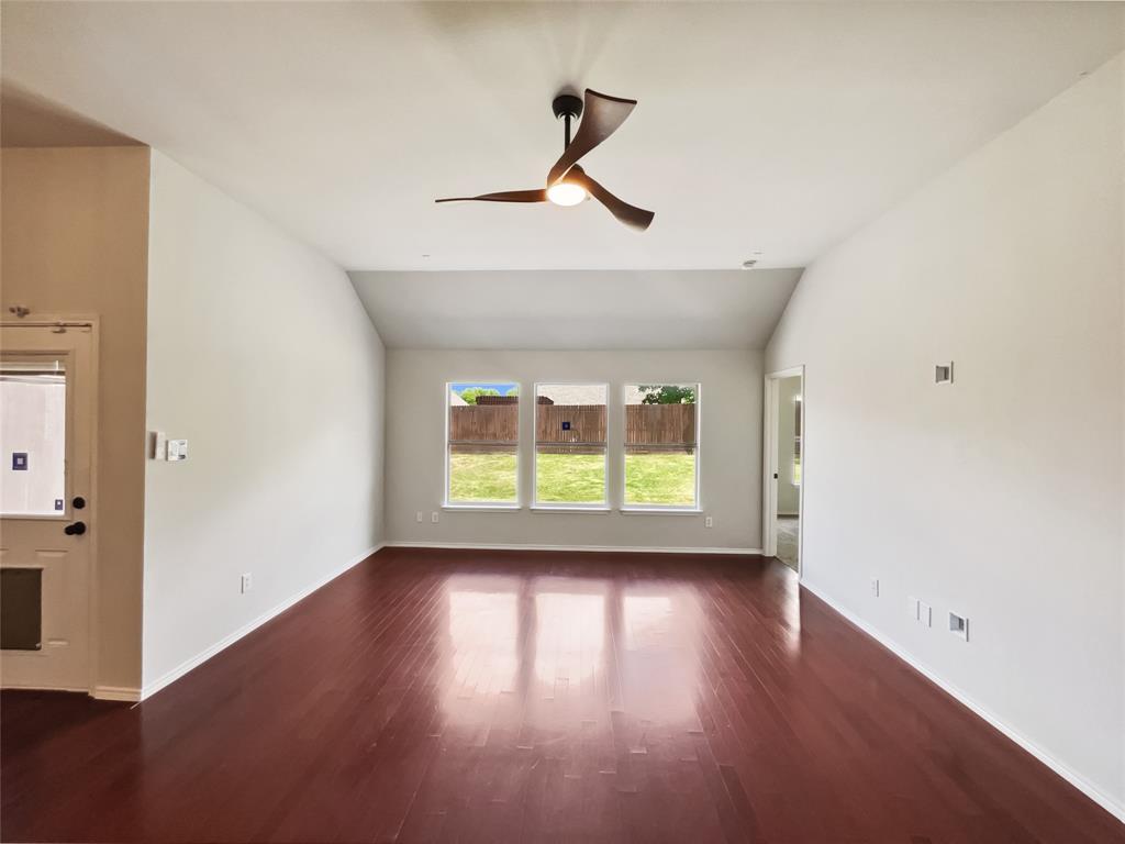 825 Lake Worth Trail Property Photo 3