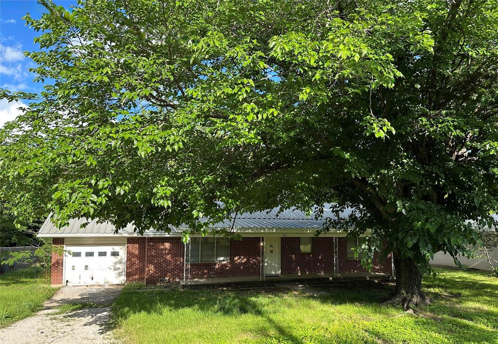 401 S Weatherford Street Property Photo 1