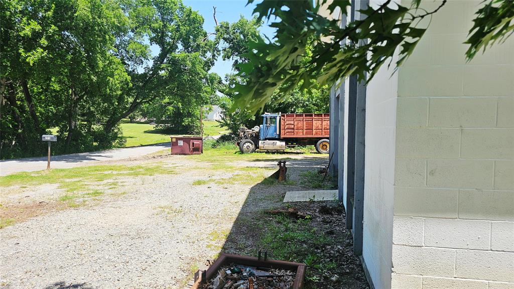 223 W 2nd Street Property Photo 7