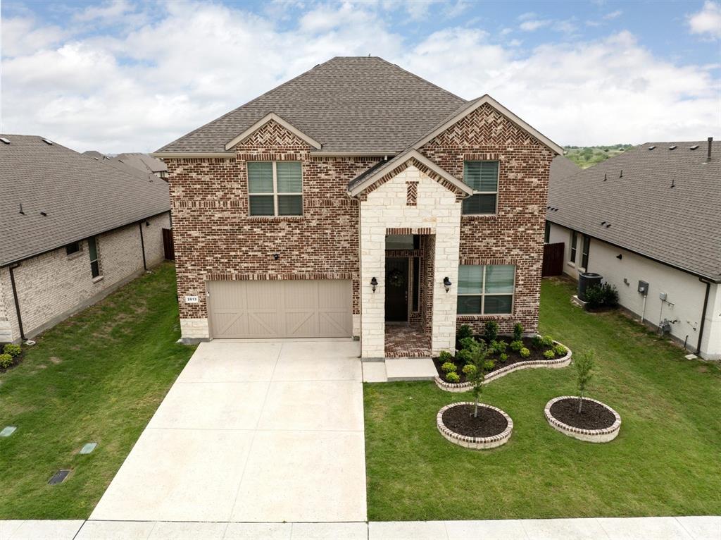 2013 Windsor Drive Property Photo 4