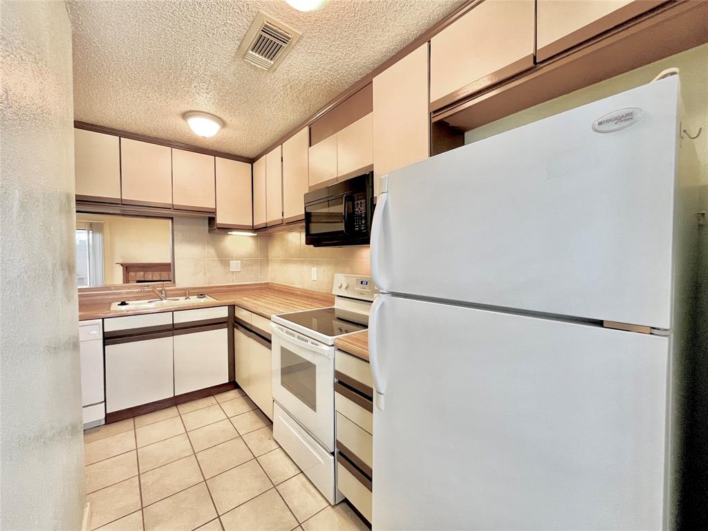 800 W Collins Street Property Photo 3