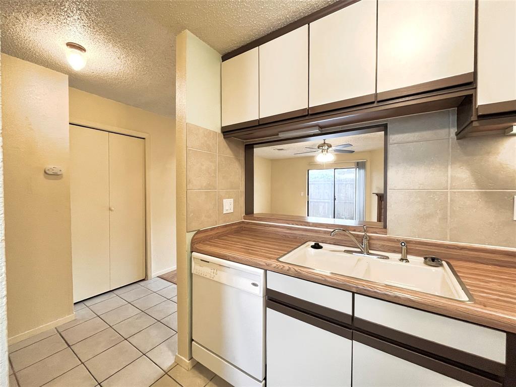 800 W Collins Street Property Photo 4