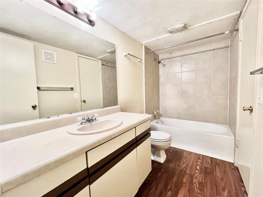 800 W Collins Street Property Photo 9