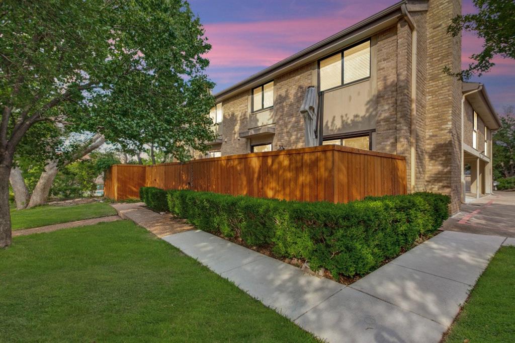 2638 Custer Parkway B Property Photo 2