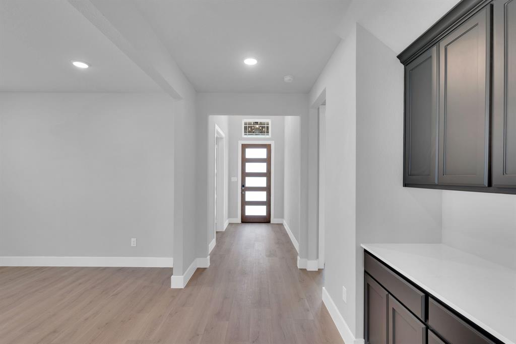 1909 Comanche Drive Property Photo 3