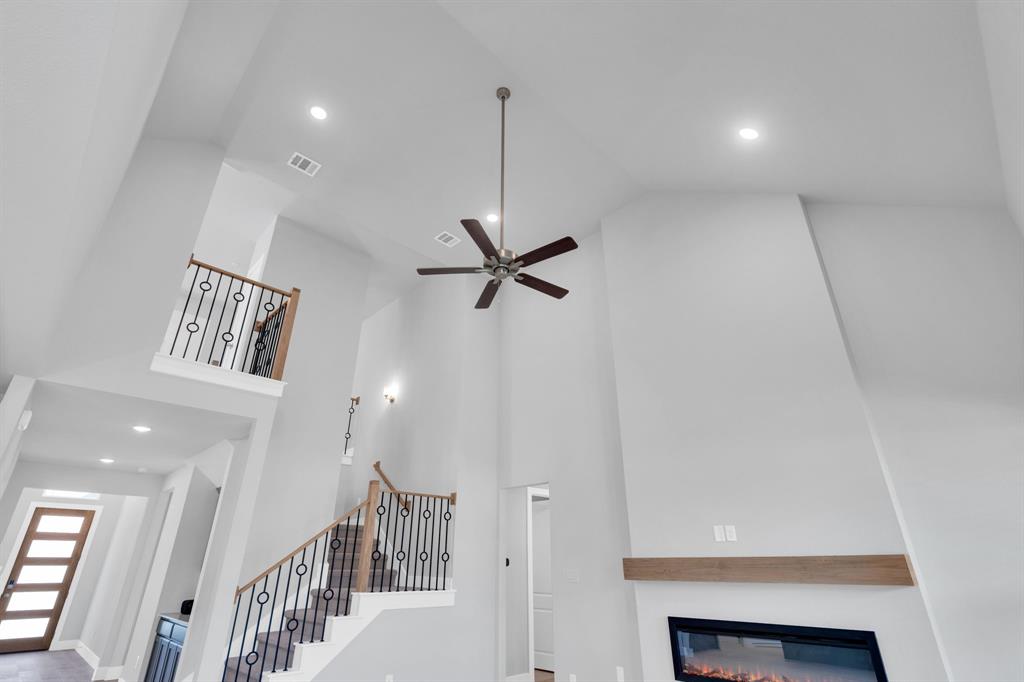 1909 Comanche Drive Property Photo 8