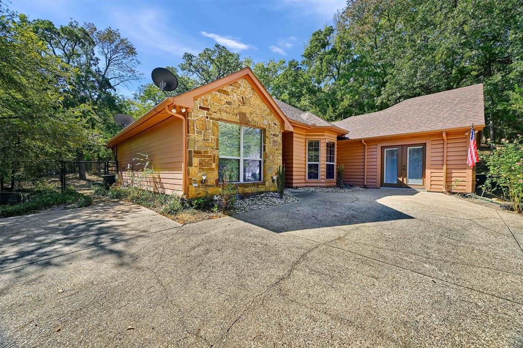 118 Hacienda Drive Property Photo 1