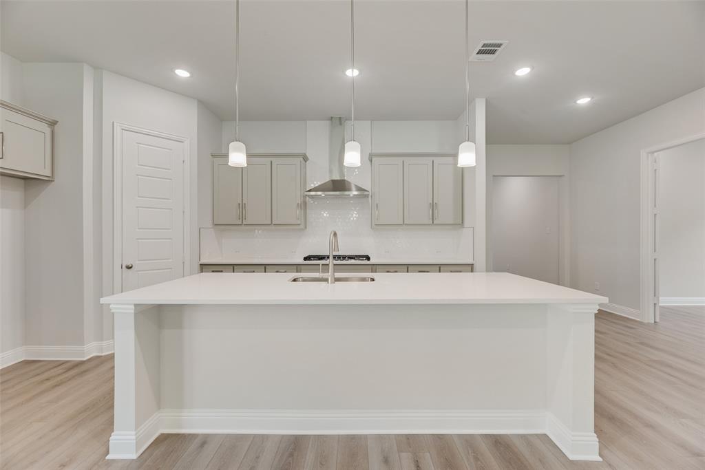 7111 Manhattan Drive Property Photo 4