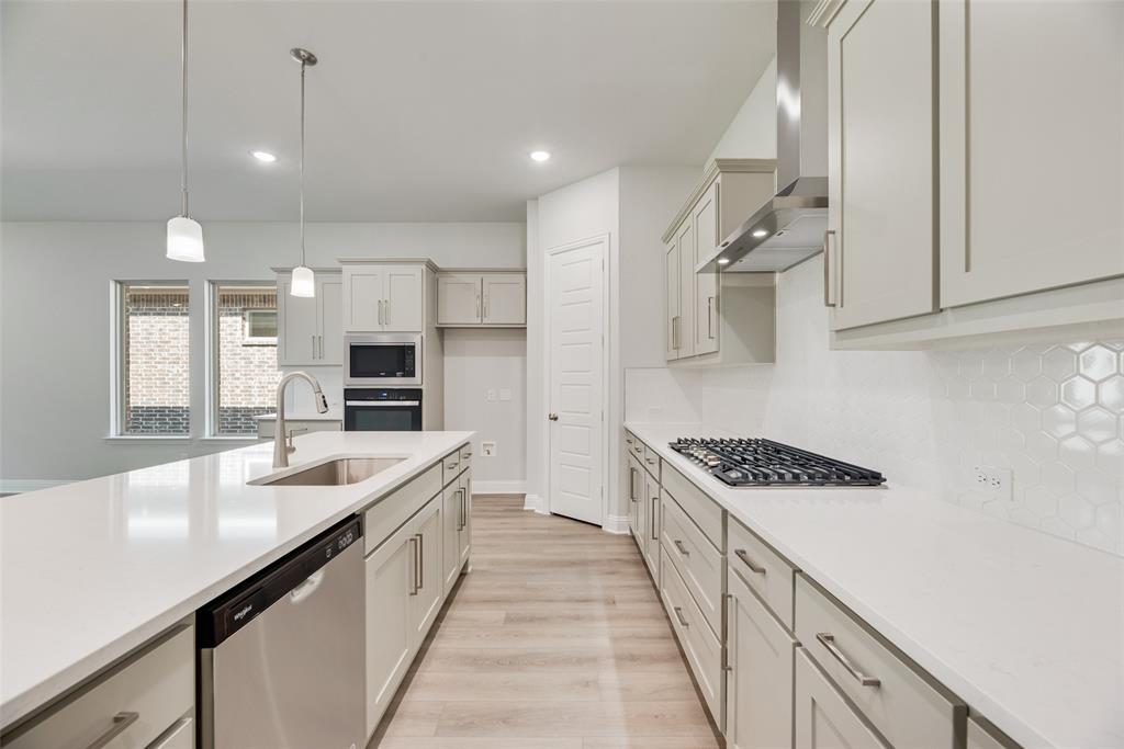 7111 Manhattan Drive Property Photo 8