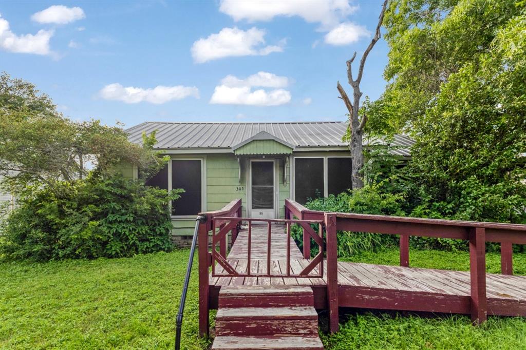 305 S Rusk Street Property Photo 1