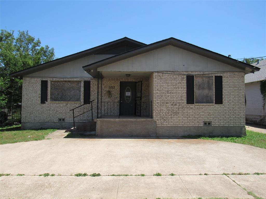 1221 Chestnut Street Property Photo