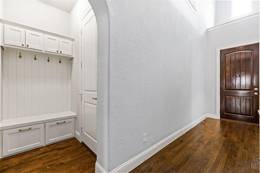 1020 Highpoint Way Property Photo 5