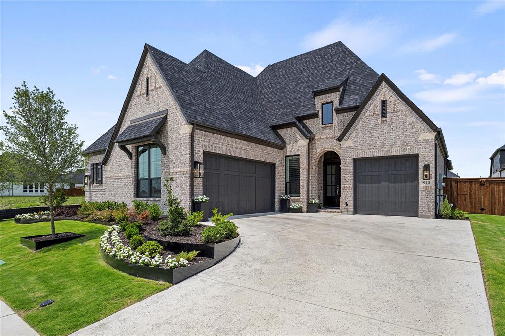 910 Montrose Property Photo 1