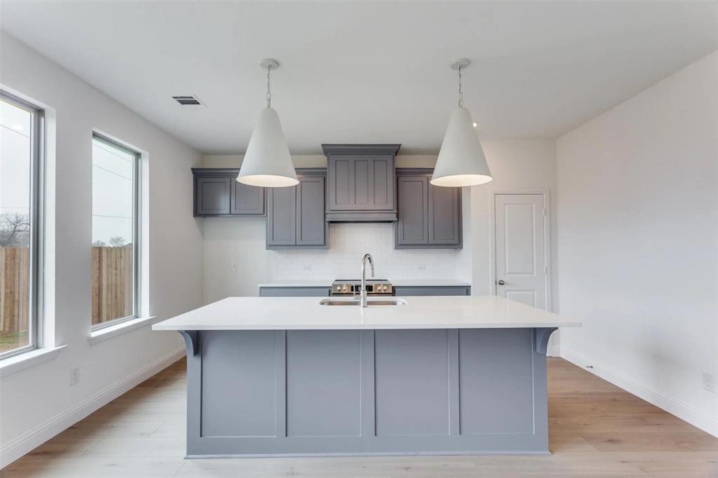 2316 Glasgow Way Property Photo 1