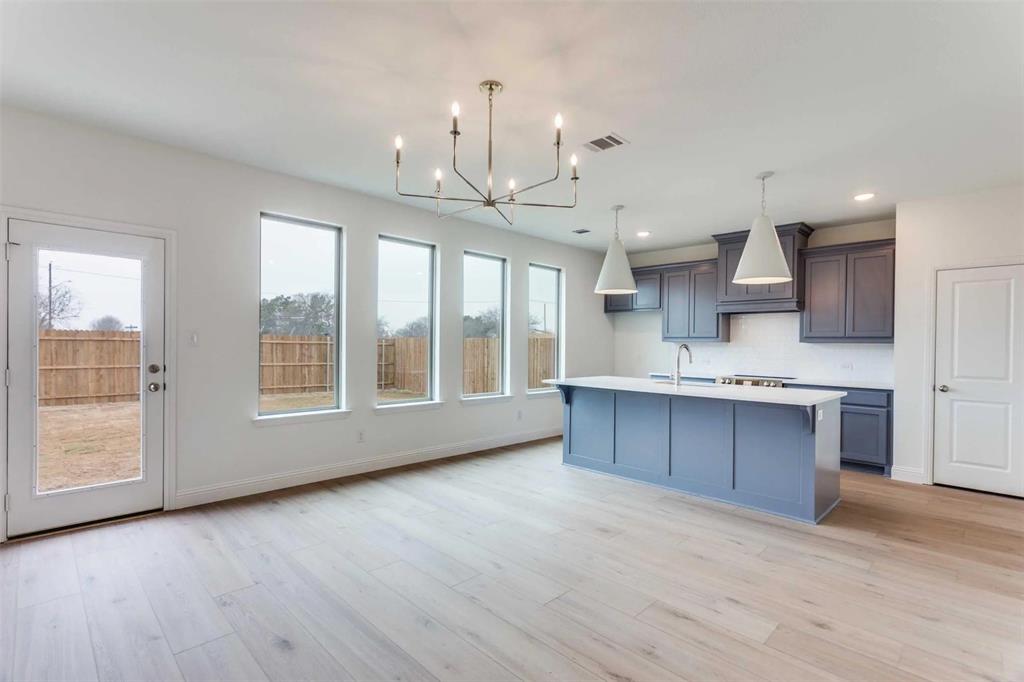 2316 Glasgow Way Property Photo 4