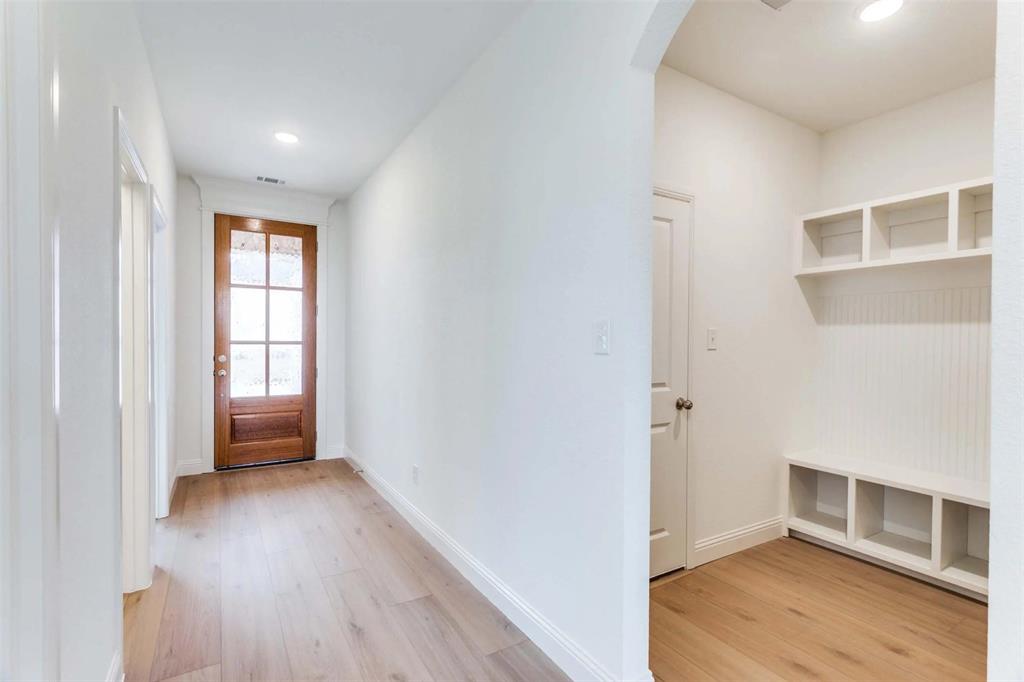 2316 Glasgow Way Property Photo 14