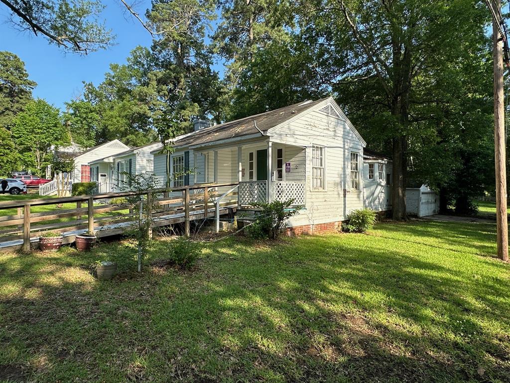 653 College Street Property Photo