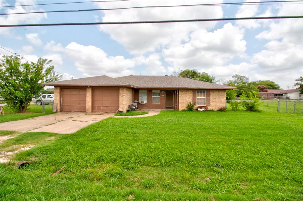 104 W Maple Property Photo 1