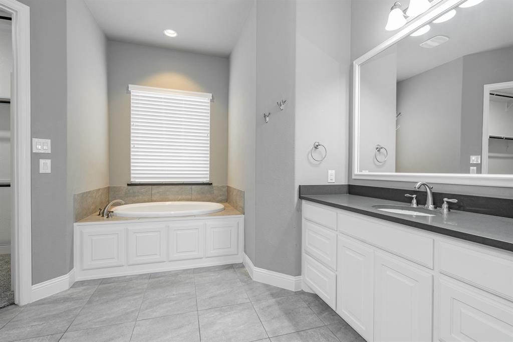 913 Colby Bluff Drive Property Photo 9