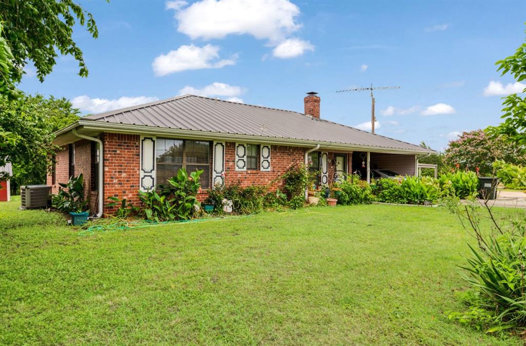 692 Farm Road 1506 Property Photo 1