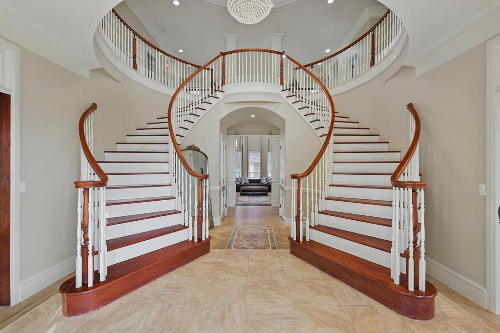 6260 Oak Hollow Drive Property Photo 4