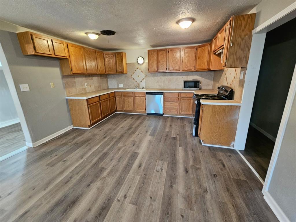 1105 W 2nd Avenue Property Photo 1