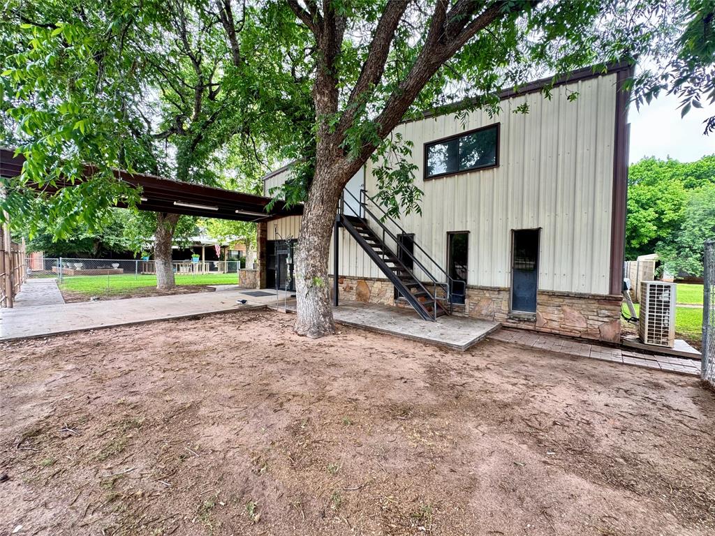 321 N West Street Property Photo 1