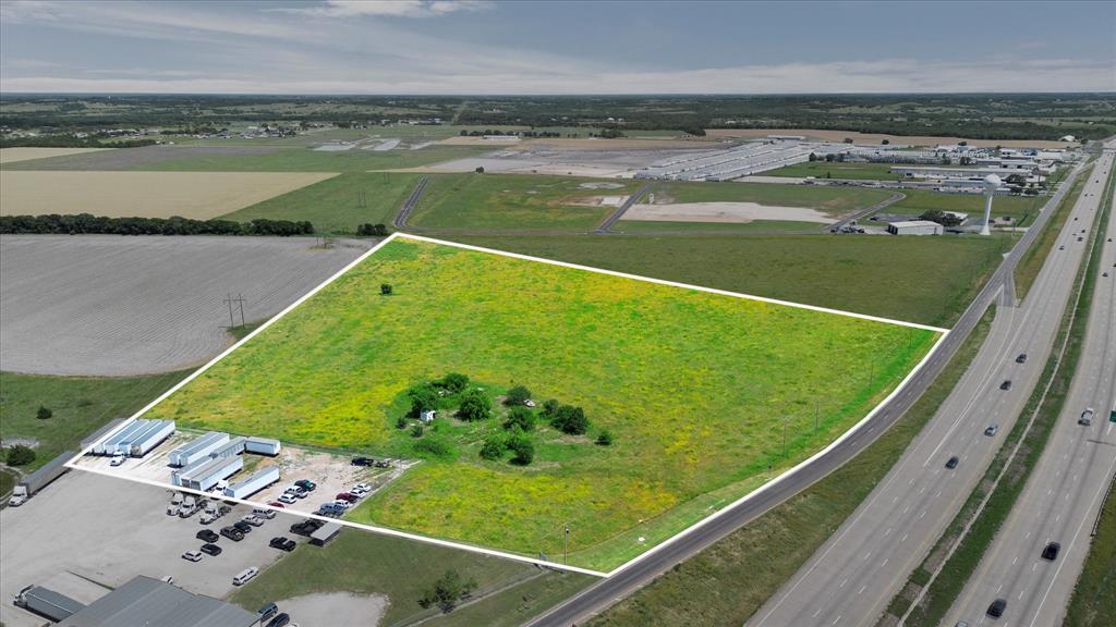 8620 N I-45 Highway Property Photo 1
