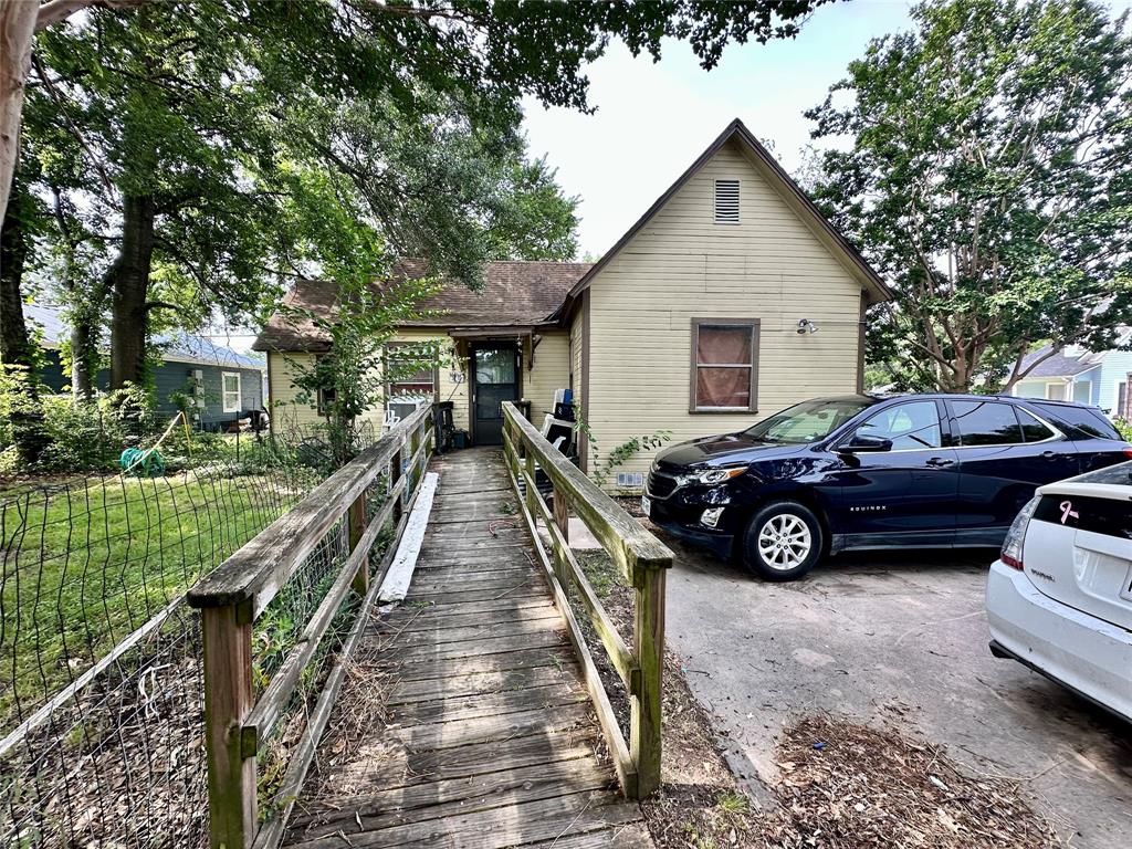 903 College Street Property Photo 1