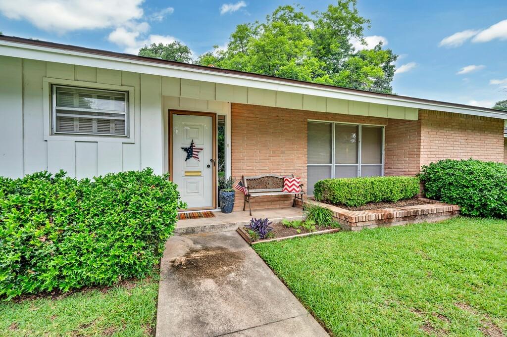 2832 Wooded Acres Drive Property Photo 3
