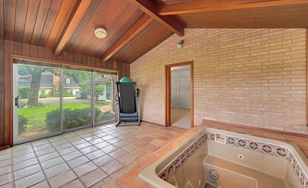 2832 Wooded Acres Drive Property Photo 26