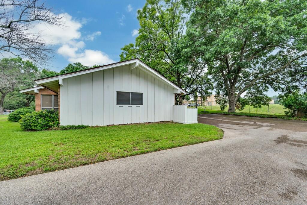 2832 Wooded Acres Drive Property Photo 32