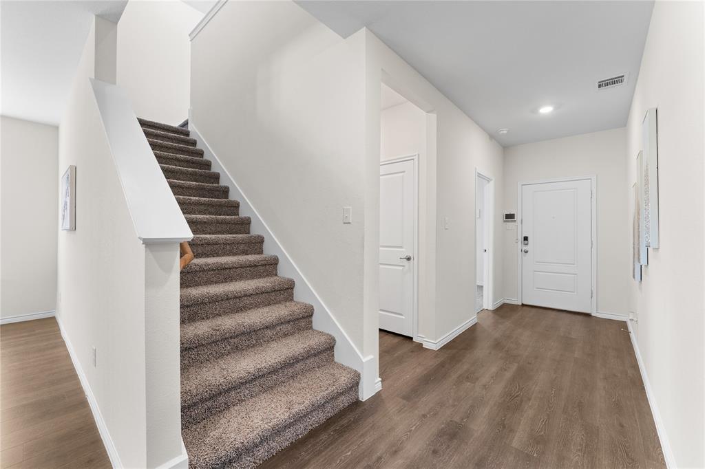 706 Willow View Way Property Photo 4
