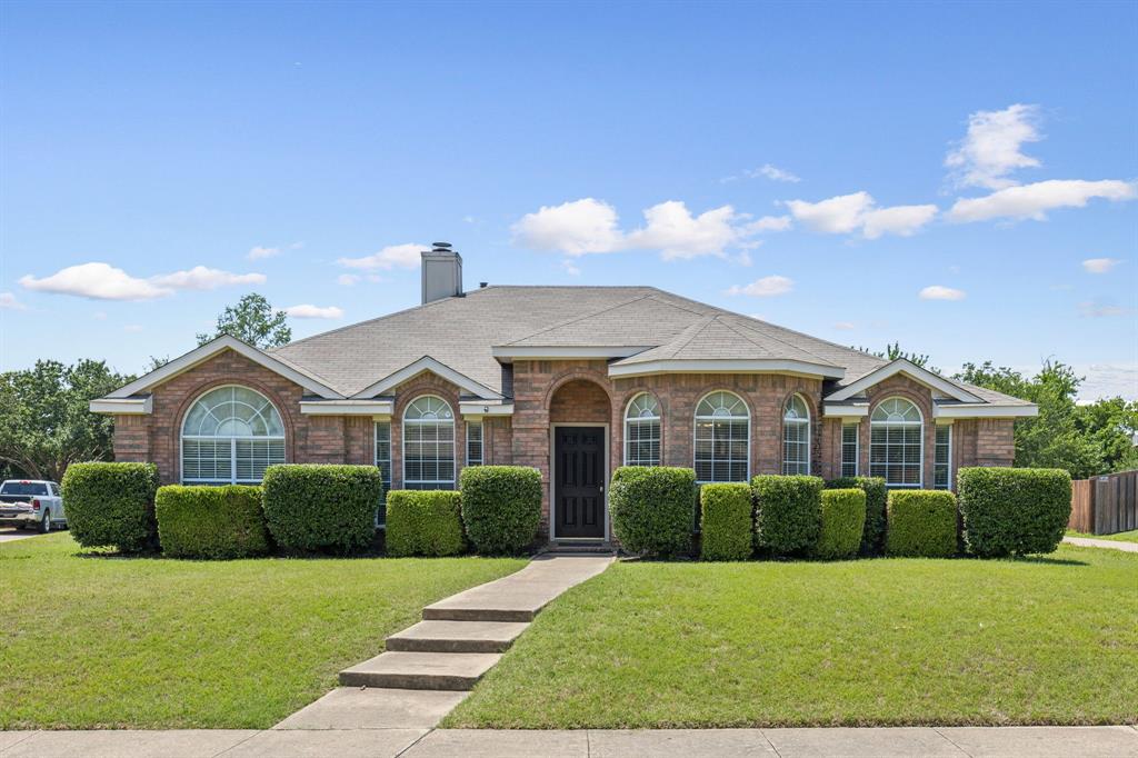 319 Woodglen Drive Property Photo 1