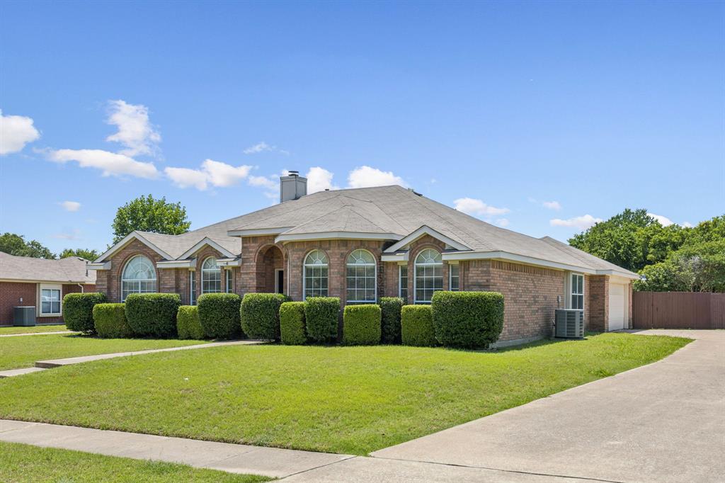 319 Woodglen Drive Property Photo 1