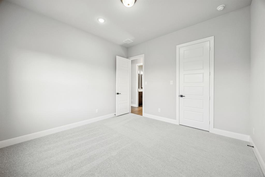 2221 Village Trail Property Photo 32