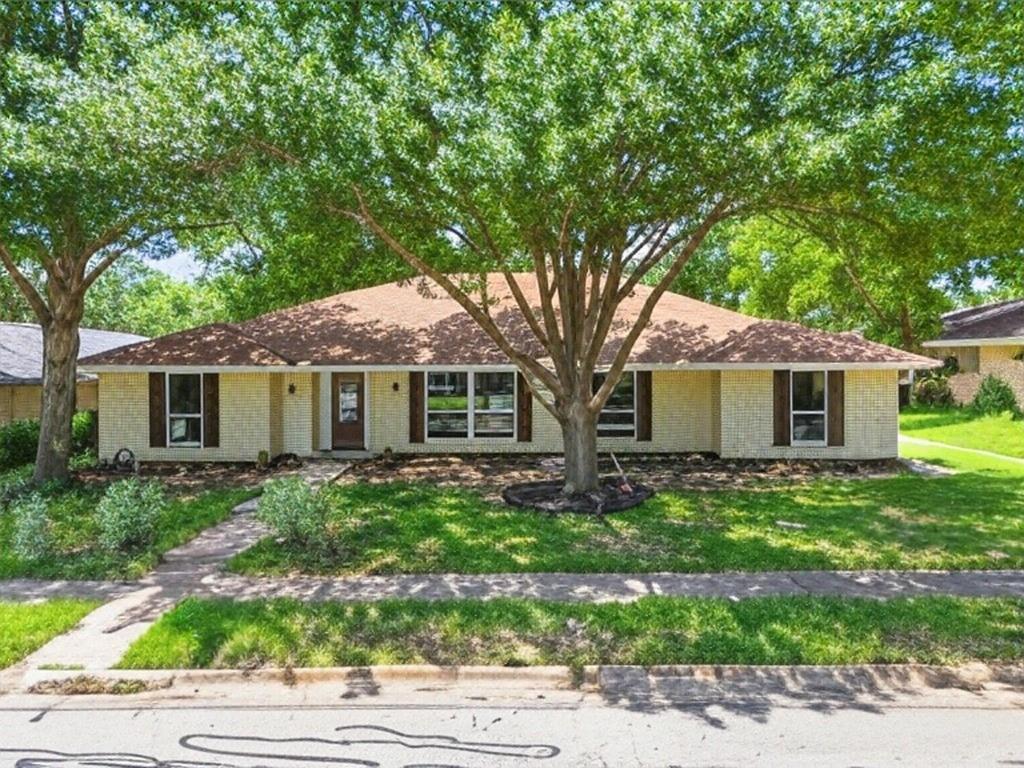 2304 Saint Claire Drive Property Photo 1