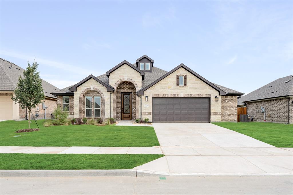 924 Split Oak Lane Property Photo 1