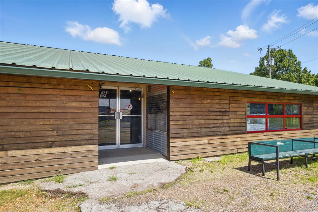 211 E Main Fish Diner Street Property Photo 2