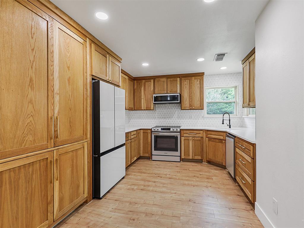 351 Oak Creek Drive Property Photo 5