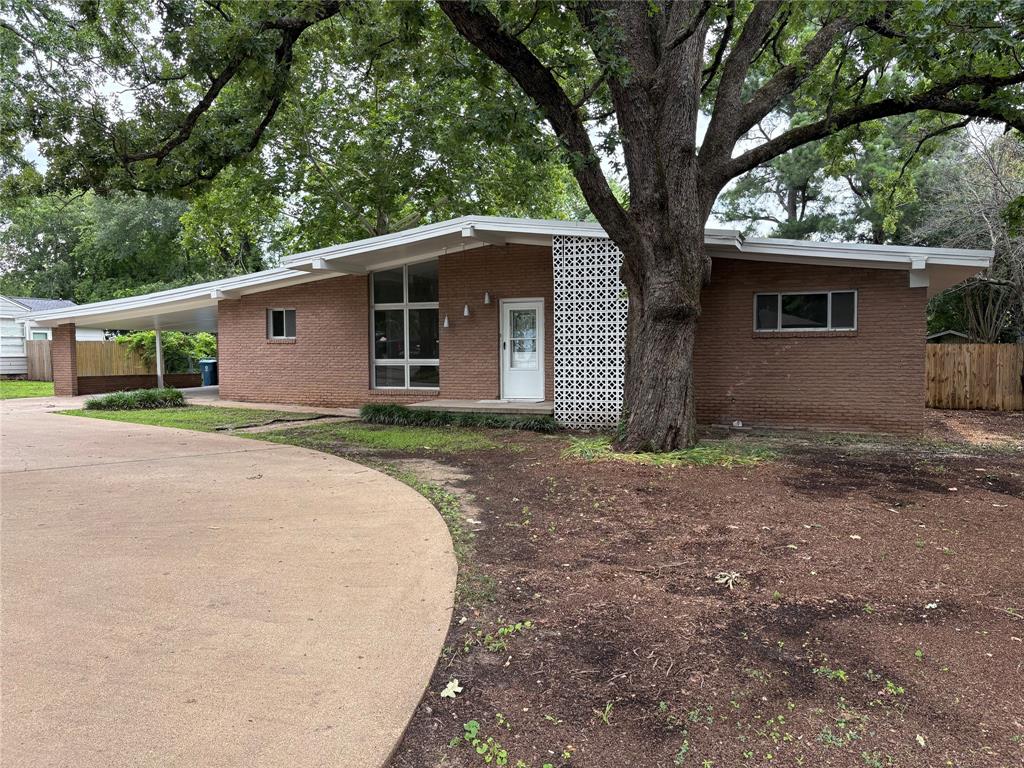 104 W Cayuga Drive Property Photo 1