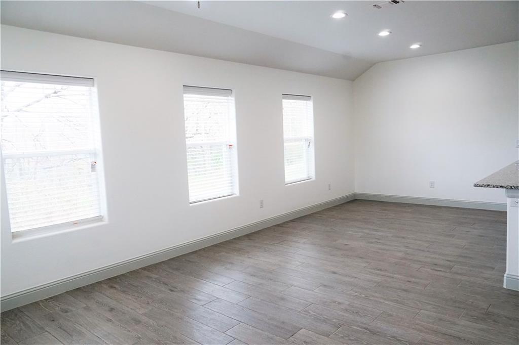 424 E Nelson Street Property Photo 6
