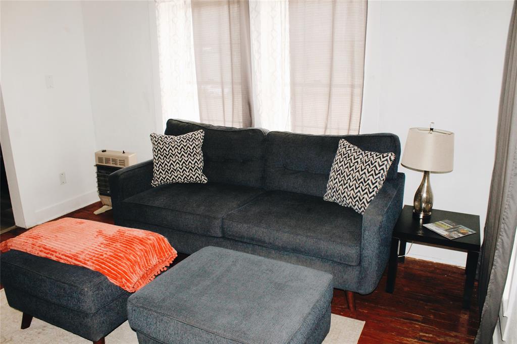 121 E Avenue B Property Photo 3
