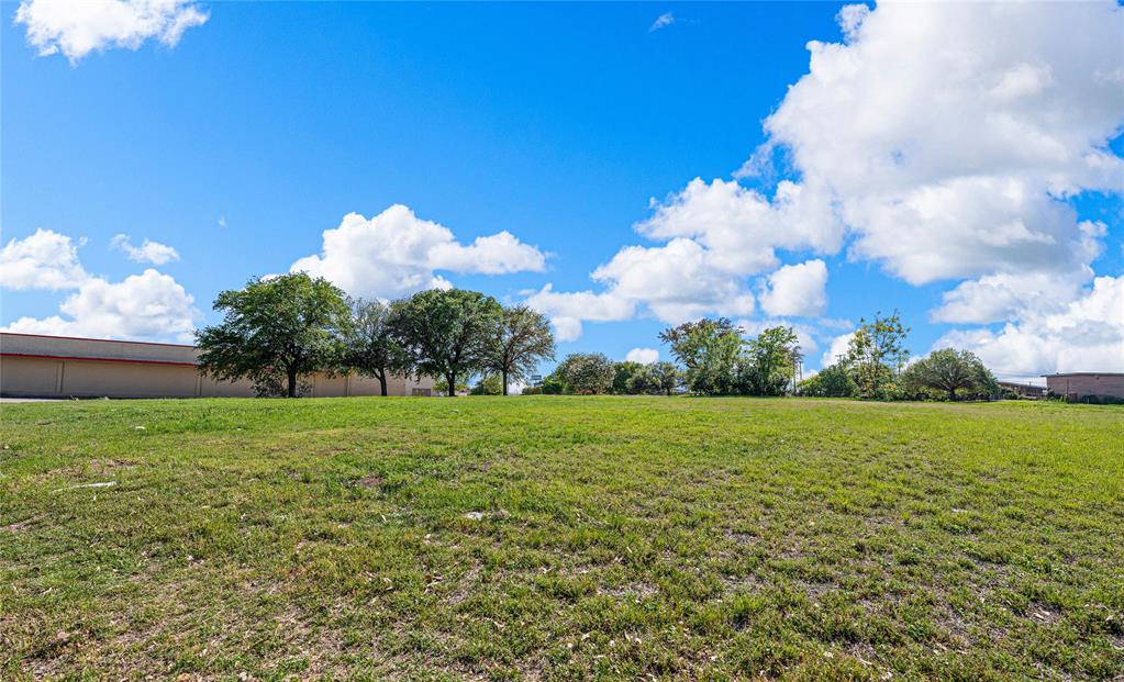 720 N New Road Property Photo 35