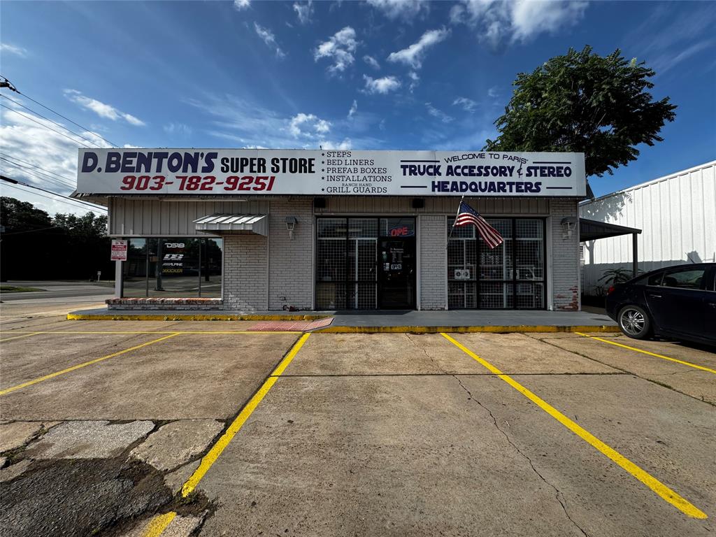 1626 Lamar Avenue Property Photo 1